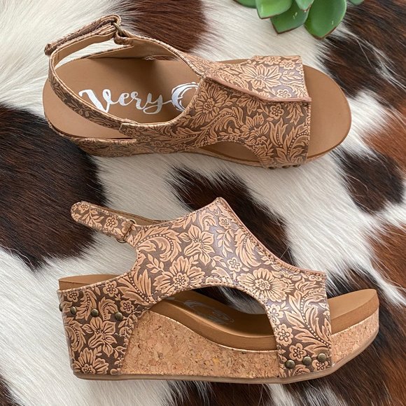 Very G Crisscross Sandal - Nude main image 0